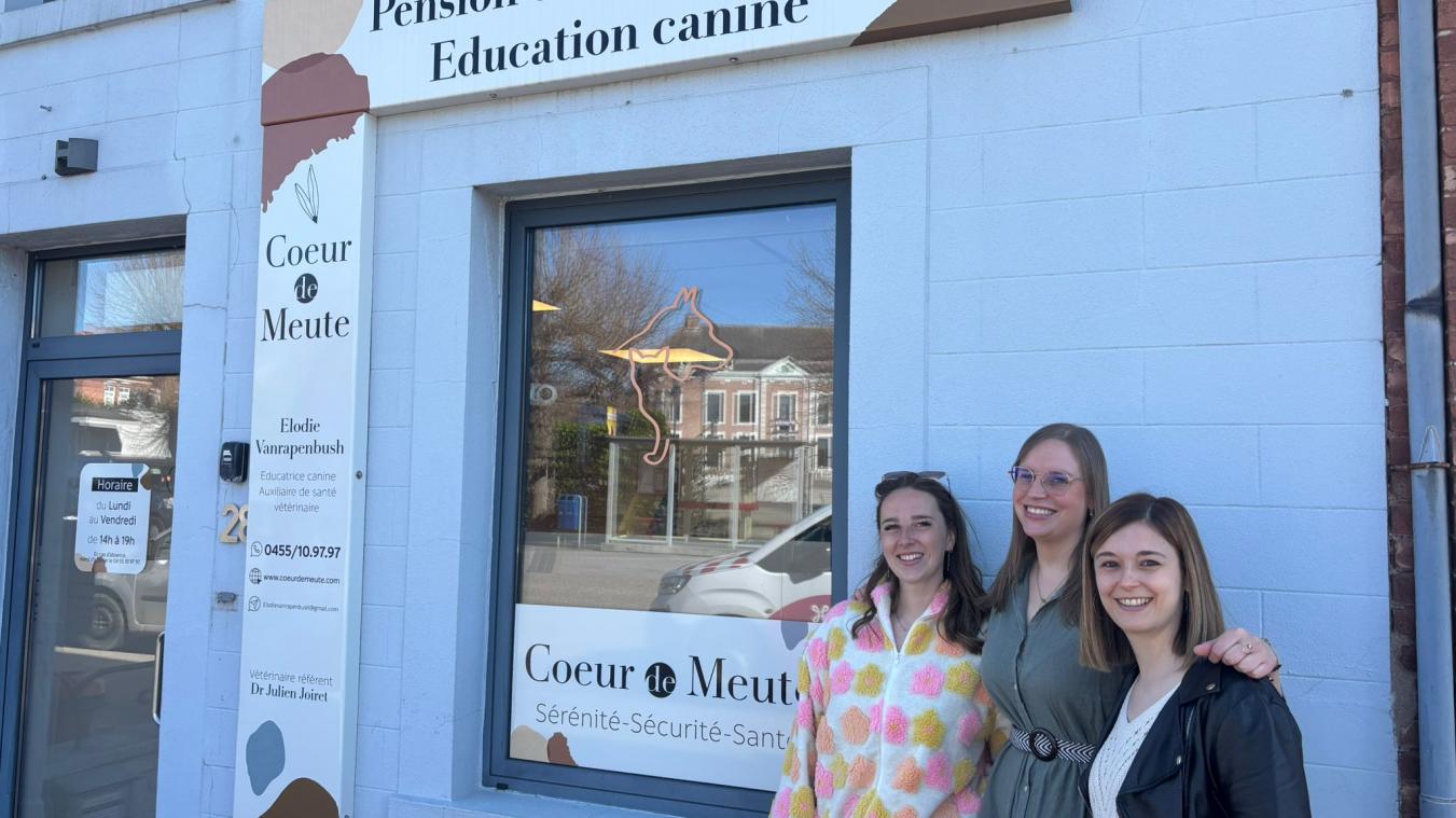 L'équipe de Coeur de Meute souriante devant la devanture de la pension